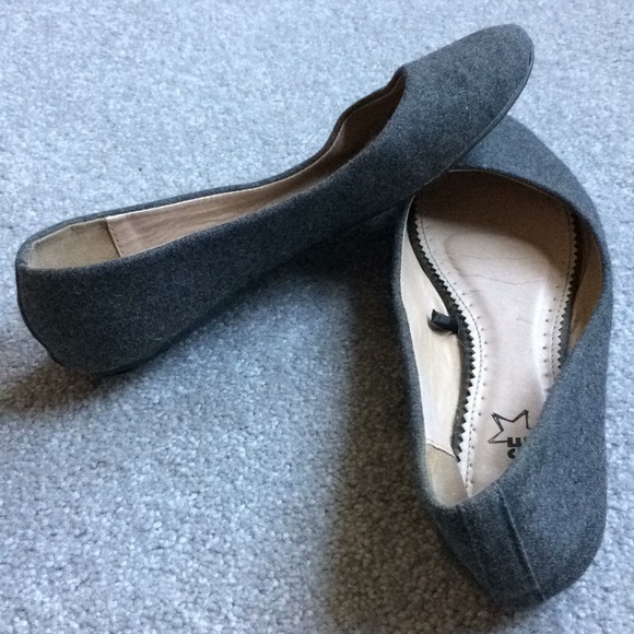 Gray flats - Picture 2 of 2